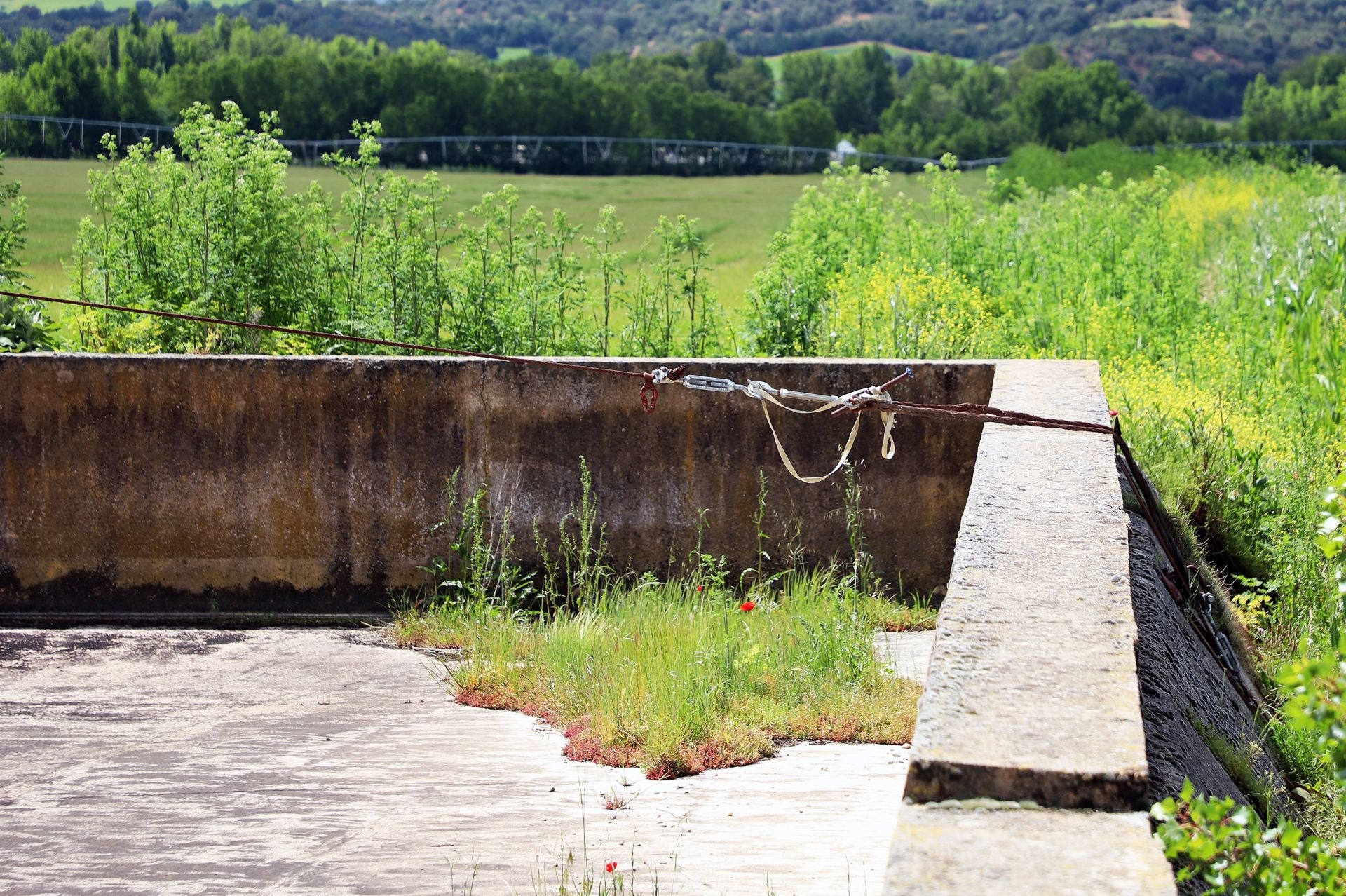 El cable con el que se ha intentado sujetar la torre inclinada de la estructura.