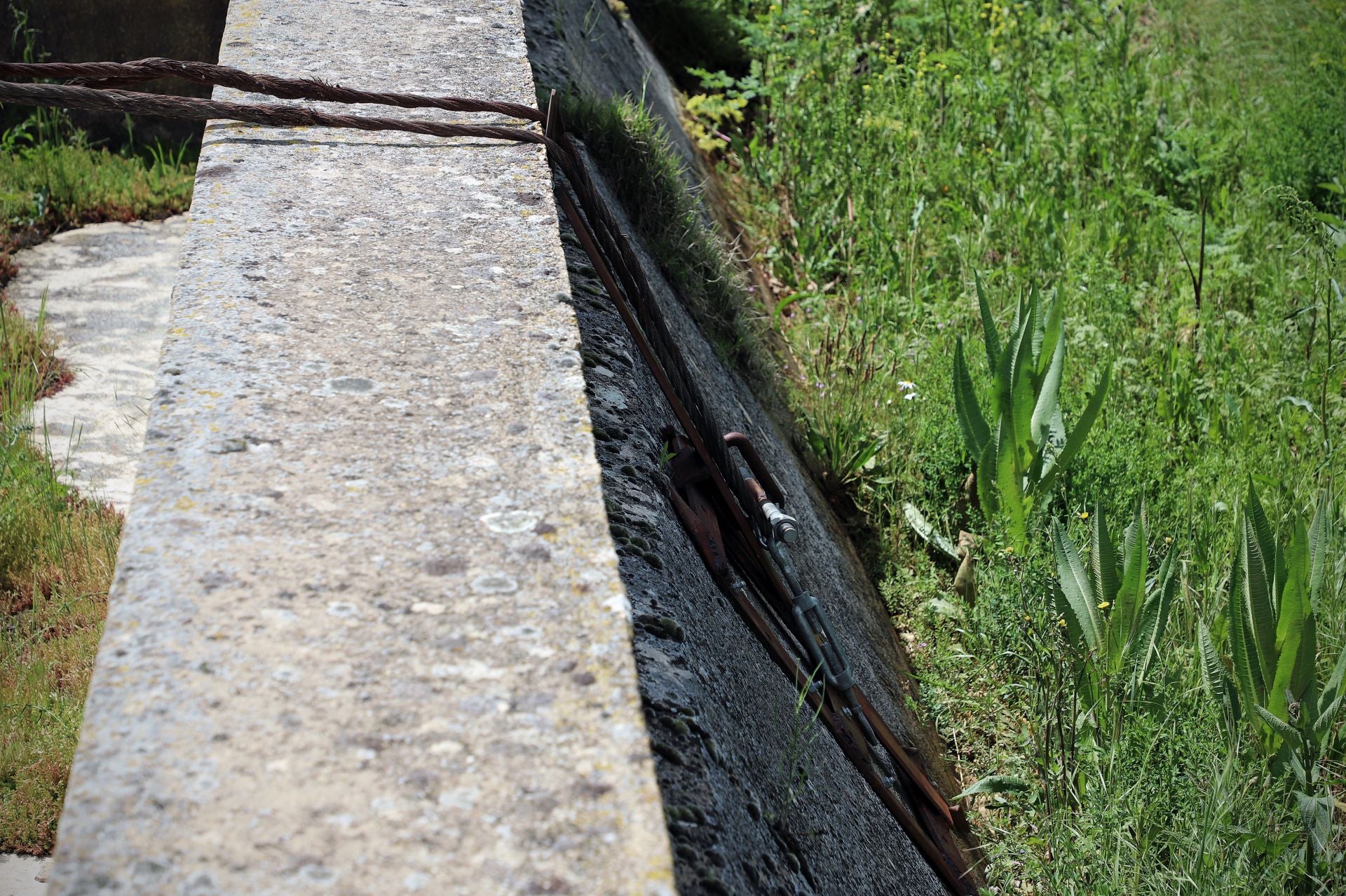 El cable con el que se ha intentado sujetar la torre inclinada de la estructura.