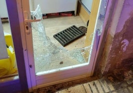 Los ladrones fracturaron el cristal de la puerta del comercio con la tapa de una arqueta.