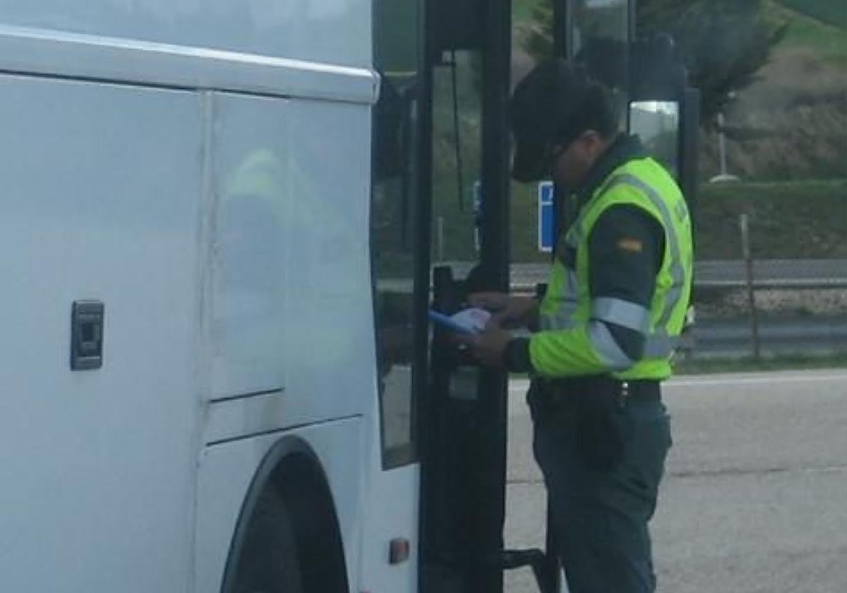La Guardia Civil de Burgos cuando interceptó al bus cuyo conductor iba ebrio.