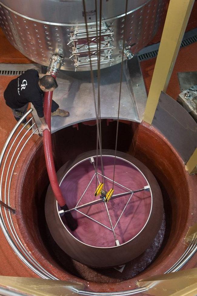Trasfiriendo el vino de la plataforma rotatoria al OVI