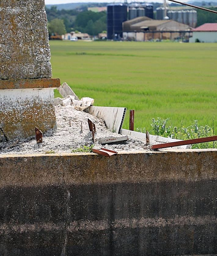 Imagen secundaria 2 - El nido de cigüeña, o los tres nidos, y los mecanismos empleados para sujetar la torre, como echar hormigón en la base o colocar un cable. 