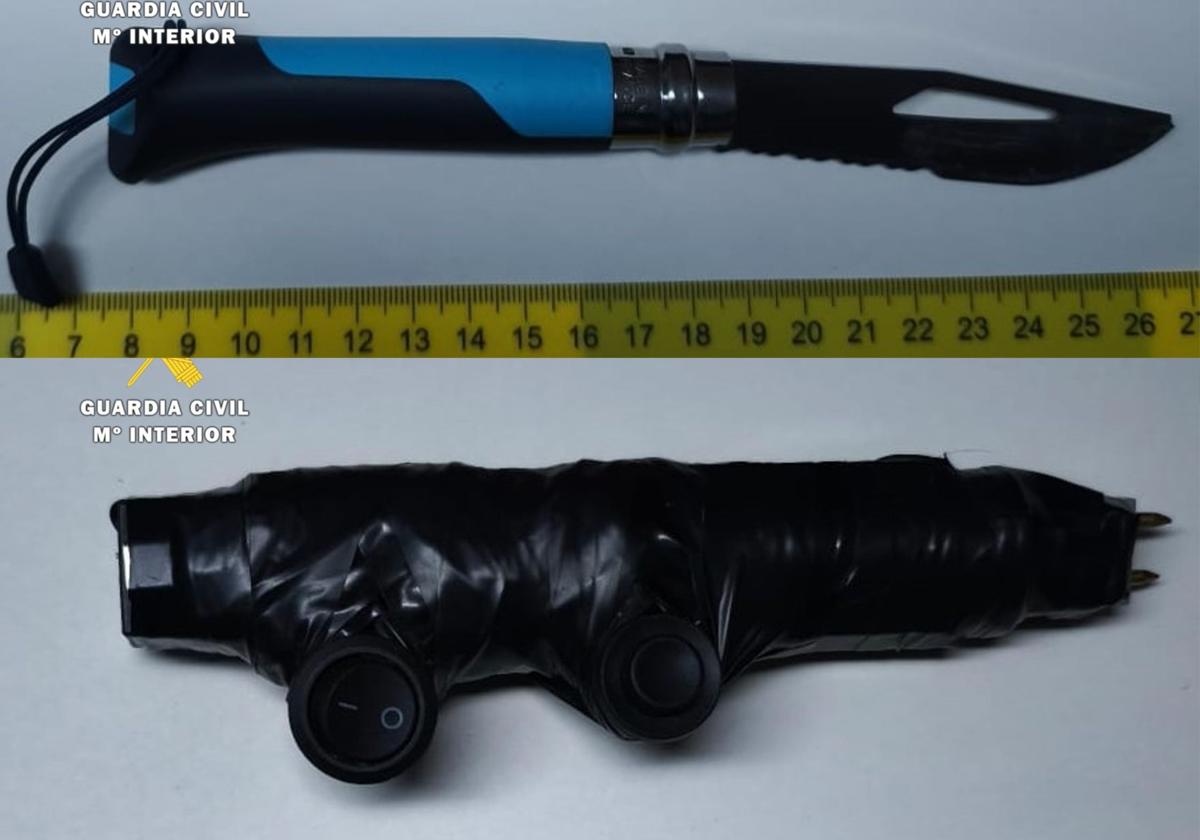 La navaja y el arma de descarga eléctrica incautadas al menor.
