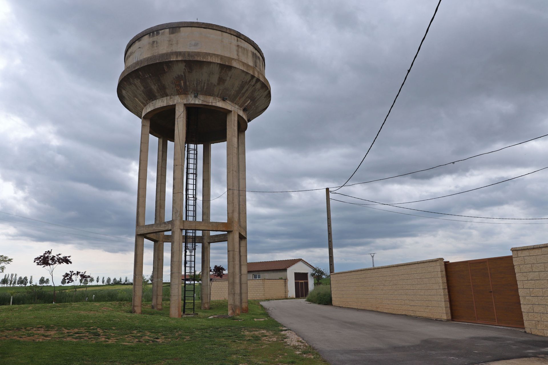 Después es impulsada al depósito, desde donde el agua se distribuye a las casas de Grijalba.