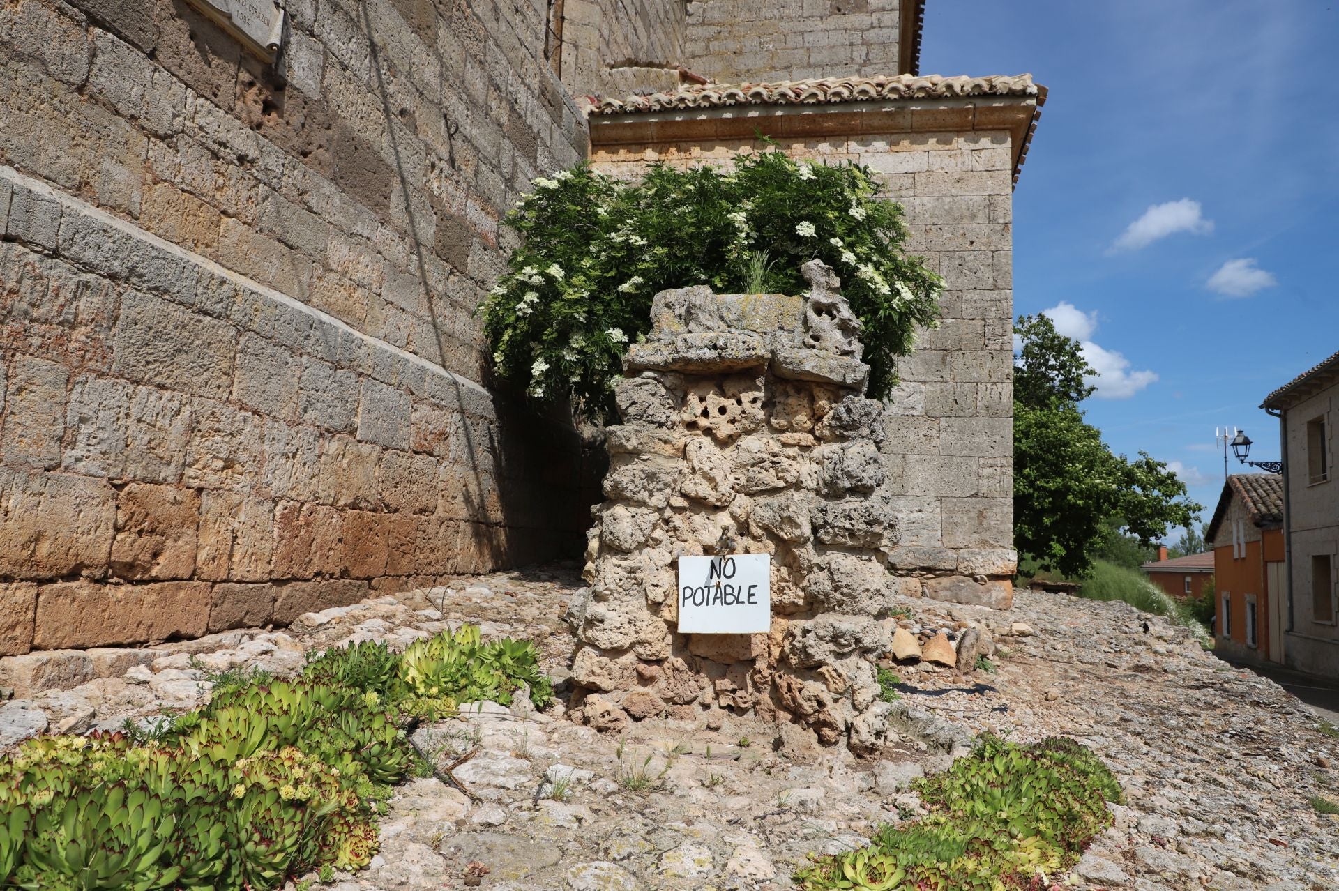 Desde hace más de 13 años, el agua de Grijalba no es potable, como se ve en la fuente de la iglesia.