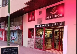 Entrada a la cafetería librería Petricor.