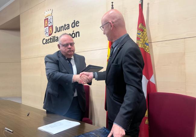 El consejero de Sanidad (i.), Alejandro Vázquez, y el rector de la UBU, José Miguel García.