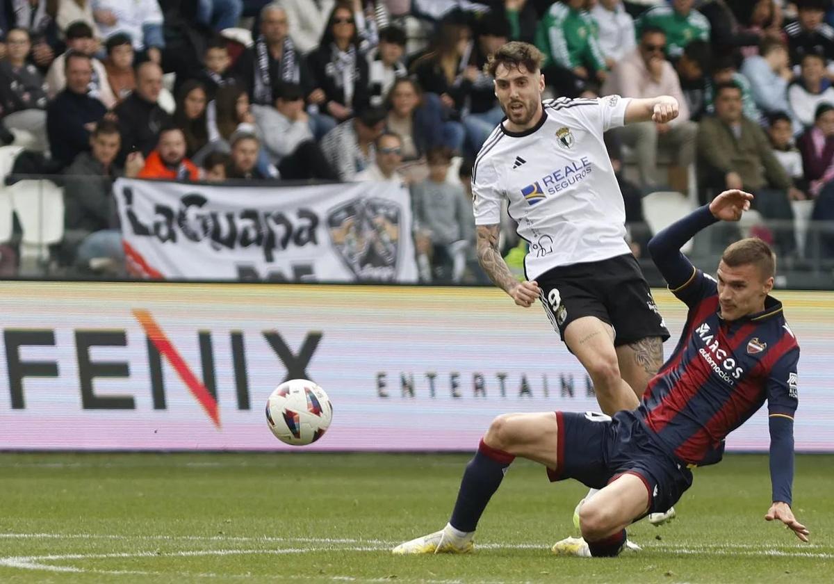 Carlos Álvarez manda al Levante a Primera División en El Plantío