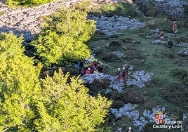 Imagen del rescate realizado en la Torca de los Monteros.