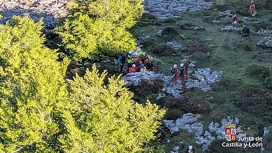 Rescatan y trasladan al hospital a una mujer tras accidentarse en una cueva en Burgos