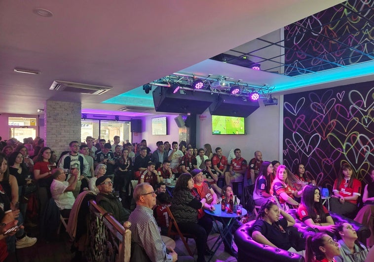 Multitud de aficionados han ocupado los bares para ver el partido