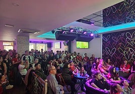 Multitud de aficionados han ocupado los bares para ver el partido