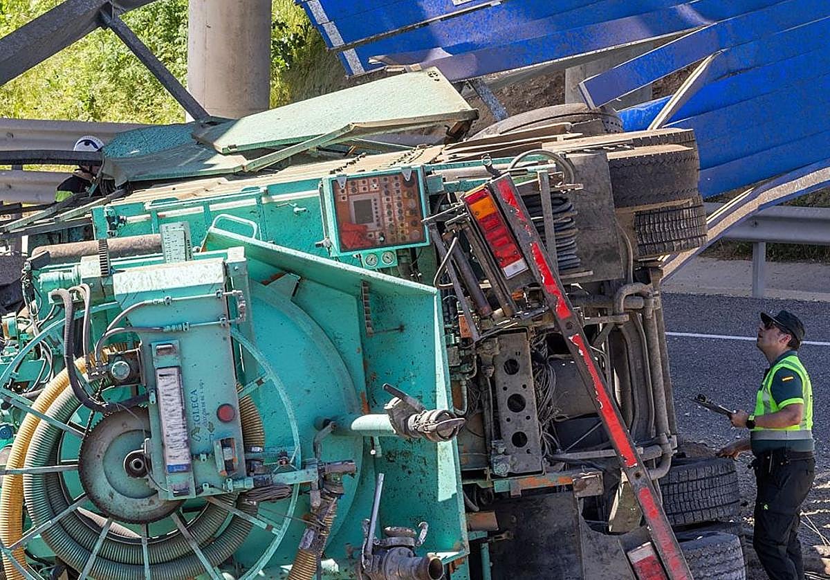 Estado del camión accidentado en el que ha muerto un matrimonio de Burgos.