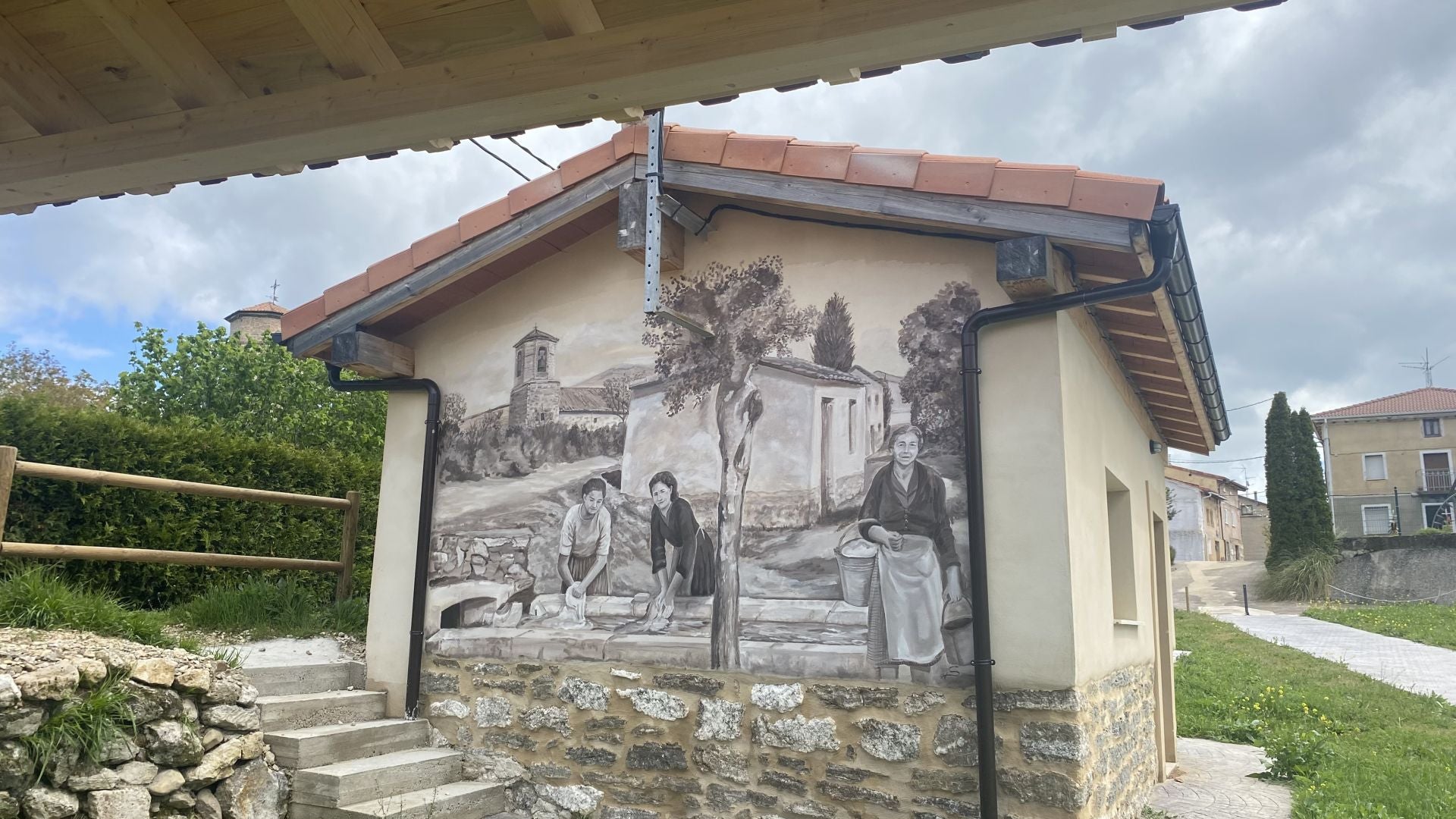 Los murales de un pueblo de Burgos que muestran su pasado