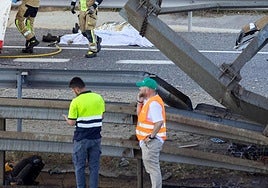 Los servicios de emergencia y asistencia trabajan en el lugar del accidente tras el suceso.