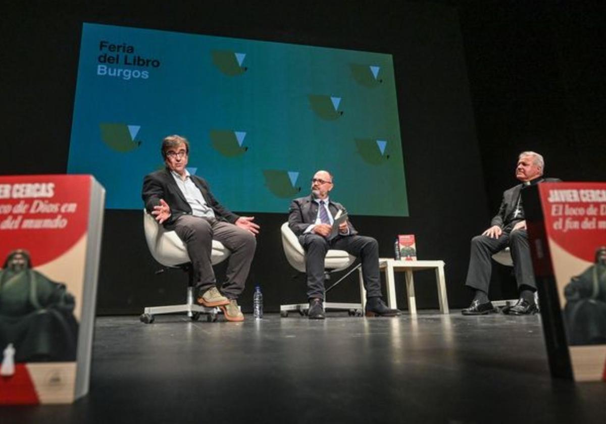 Javier Cercas y el arzobispo de Burgos en la presentación de la Feria del Libro.