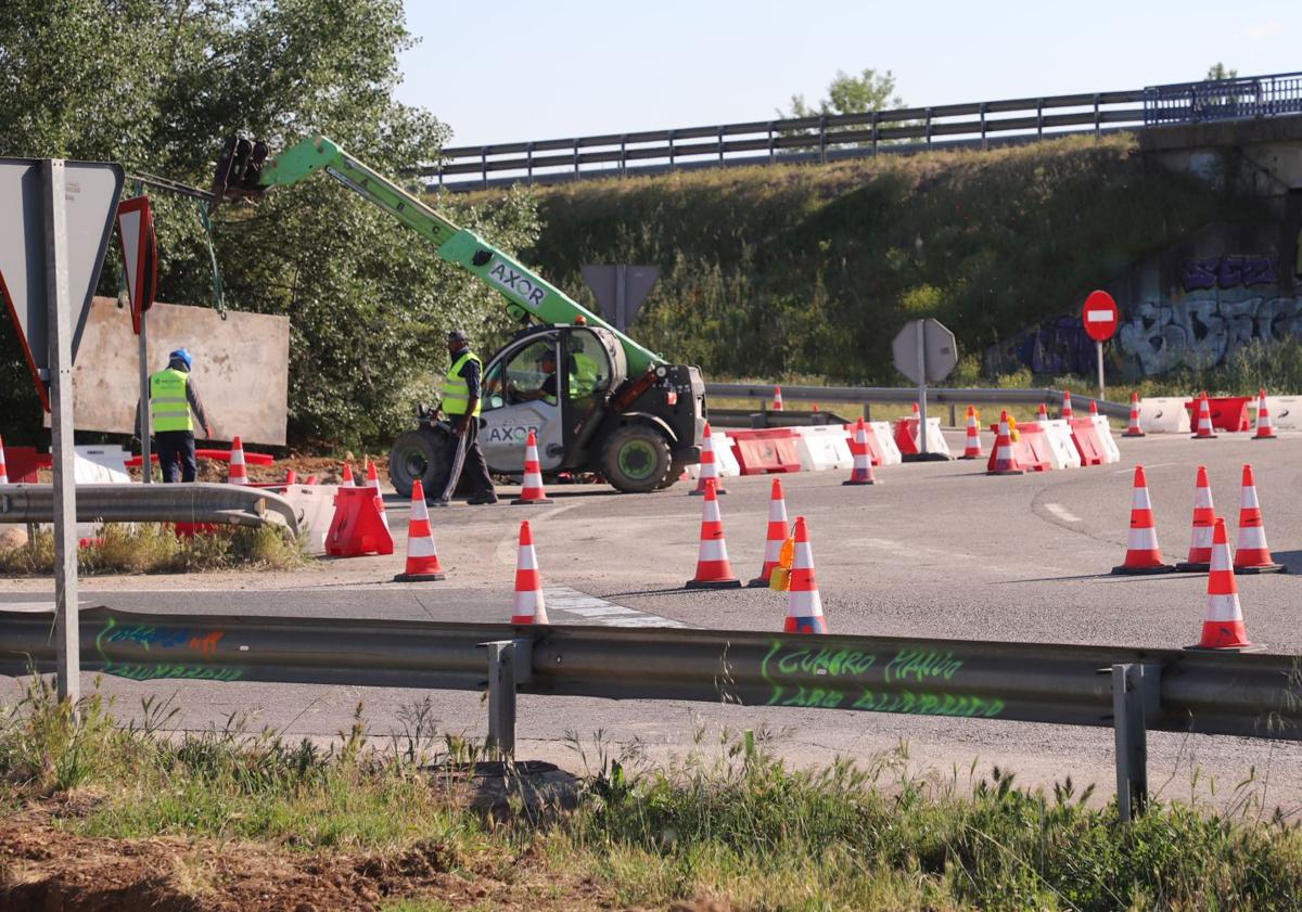 Imagen principal - Obras en la rotonda de acceso al aeropuerto de Burgos. 