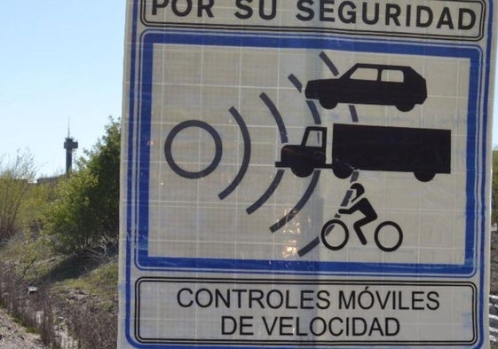 Imagen de archivo de una señal indicando un radar como el que 'cazó' a este infractor en Burgos.