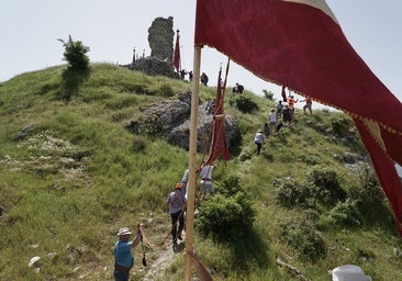 Los pendones vuelven a subir al castillo de Lara, reivindicación de un símbolo civil del Burgos rural
