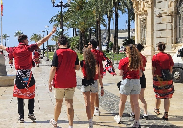 Aficionados del Mirandés en Cartagena para apoyar a su equipo en una jornada clave.
