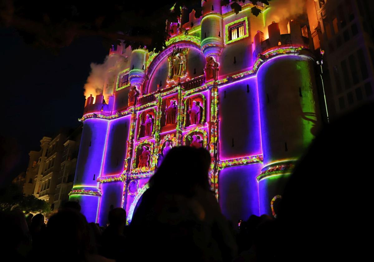 El video mapping sobre el arco Santa María.