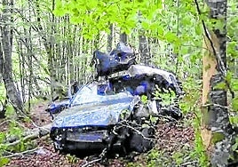 Estado en el que quedó el coche después de caer por un talud de 200 metros