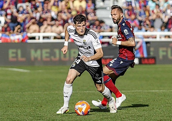 David González se anticipa al veterano Morales, del Levante.
