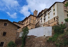 Aspecto del muro de la calle de Frías.
