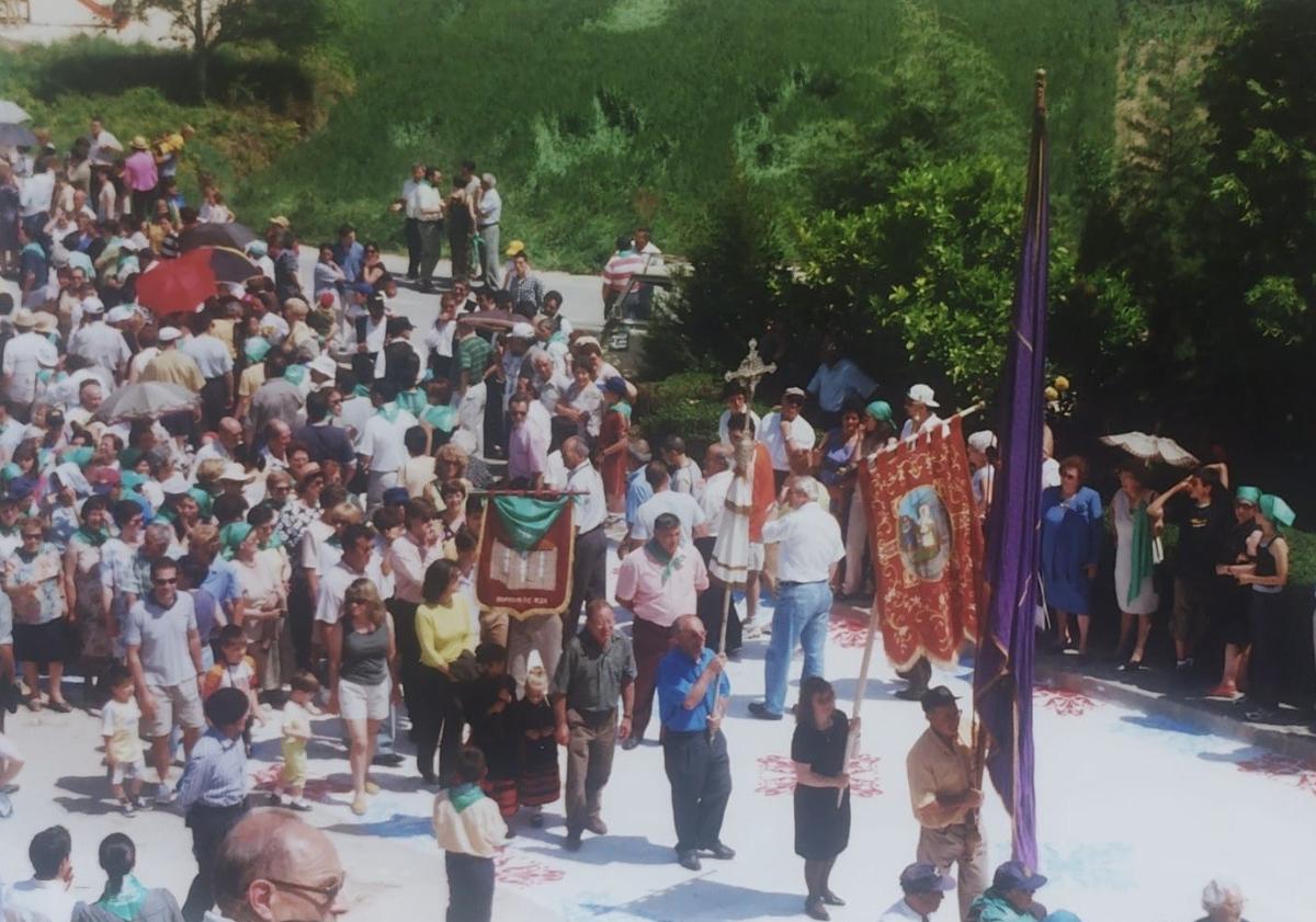 Imagen principal - Ediciones anteriores de la peregrinación a la Virgen de la Cueva de Hontangas, Burgos.