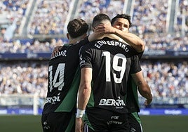 Edu Espiau, siendo felicitado por sus compañeros en el partido frente al Málaga.