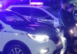Agentes de la Guardia Civil durante una intervención nocturna.