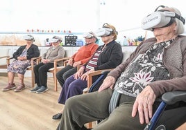 Personas mayores con visores de realidad virtual.