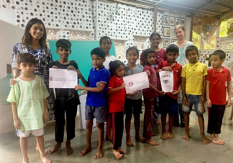 Niñas y niños de la comunidad india que utilizan materiales diseñados por estudiantes de 4º del Grado en Maestro de Primaria.