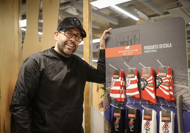 Rafa Rodríguez del Val, dueño de Cagüen Socks, con sus calcetines creados para el Athletic Club