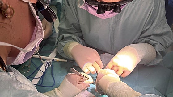 Operan del corazón con éxito a un bebé prematuro en Burgos