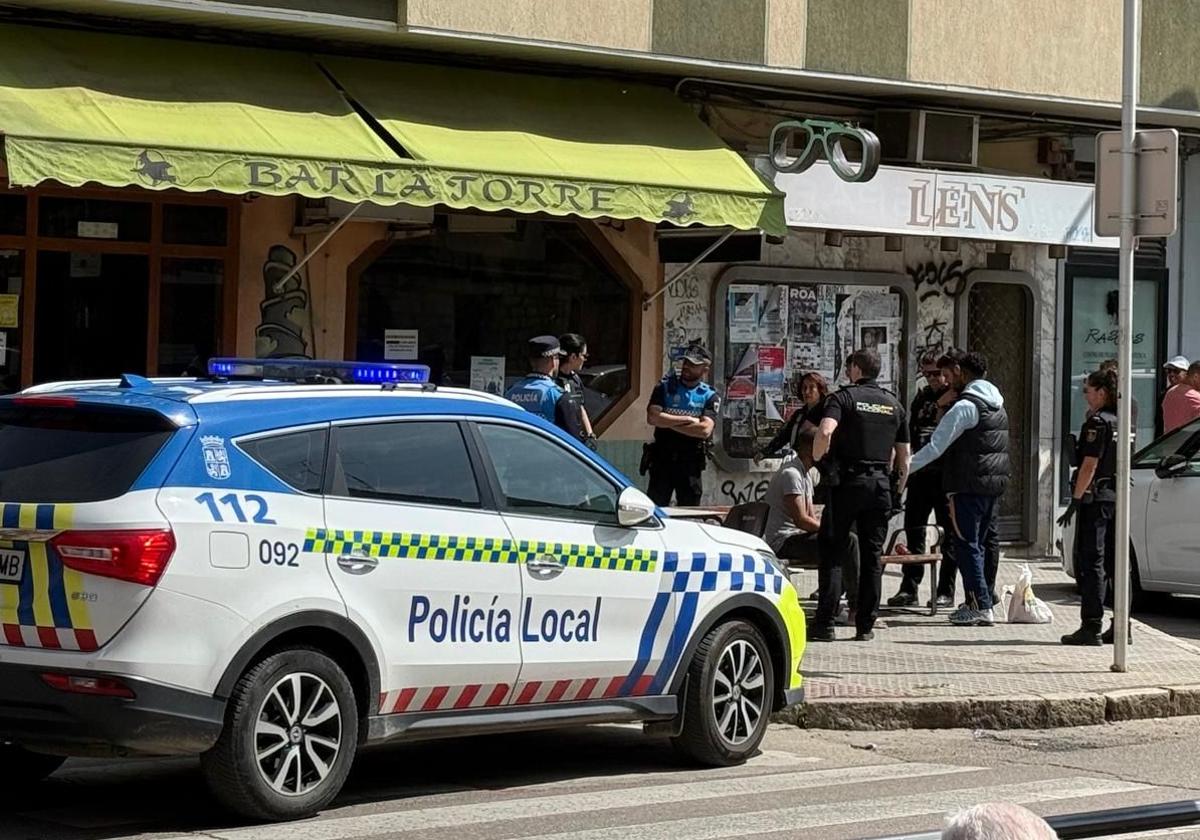 Policía Local y Nacional en un altercado en la plaza Santiago este viernes por la mañana.