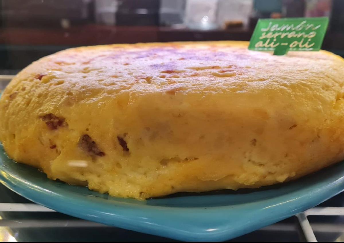 Imagen secundaria 1 - Arriba, tortilla de picadillo; en el medio, de jamón serrano y alioli y una tortilla preparada para llevarla.