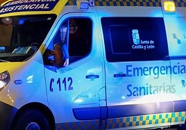 Imagen de archivo de una ambulancia en una emergencia nocturna.