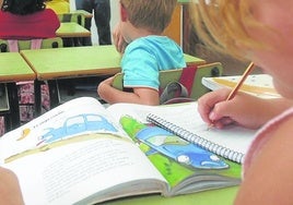 Imagen de archivo de un colegio con varios alumnos atendiendo al profesor.