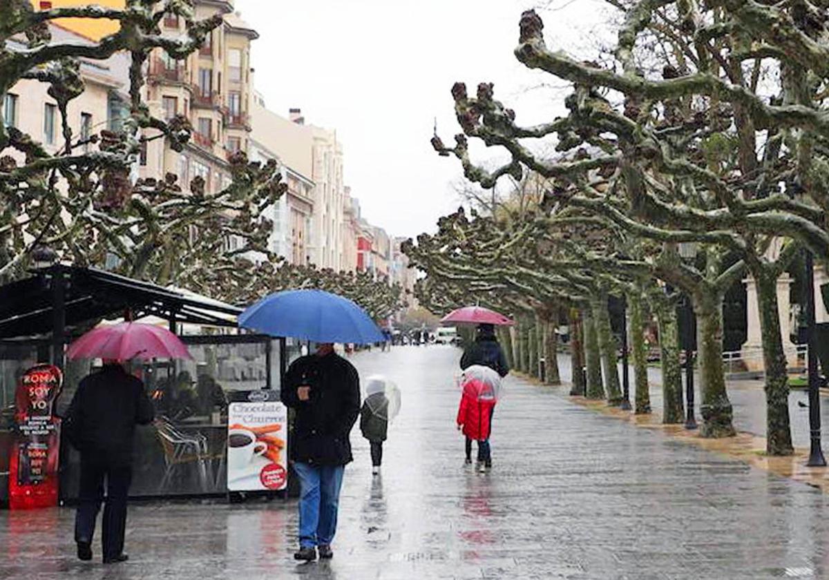 Imagen del paseo del Espolón durante un día de lluvia en Burgos.