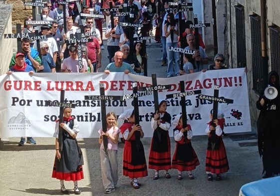 Protesta por las calles del pueblo de Burgos de La Puebla de Arganzón.