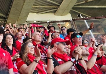 La afición del Mirandés que ha arropado al equipo en El Sardinero: «Los jabatos nunca se rinden»