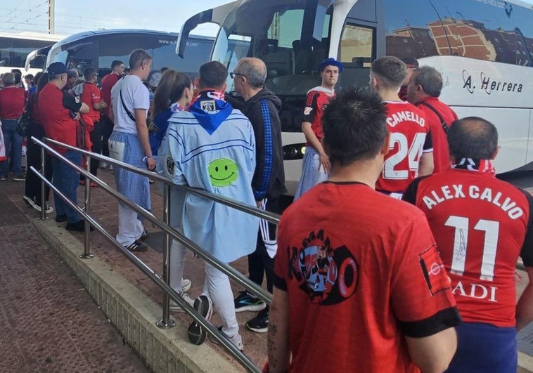 La afición del Mirandes pone rumbo a Santander.