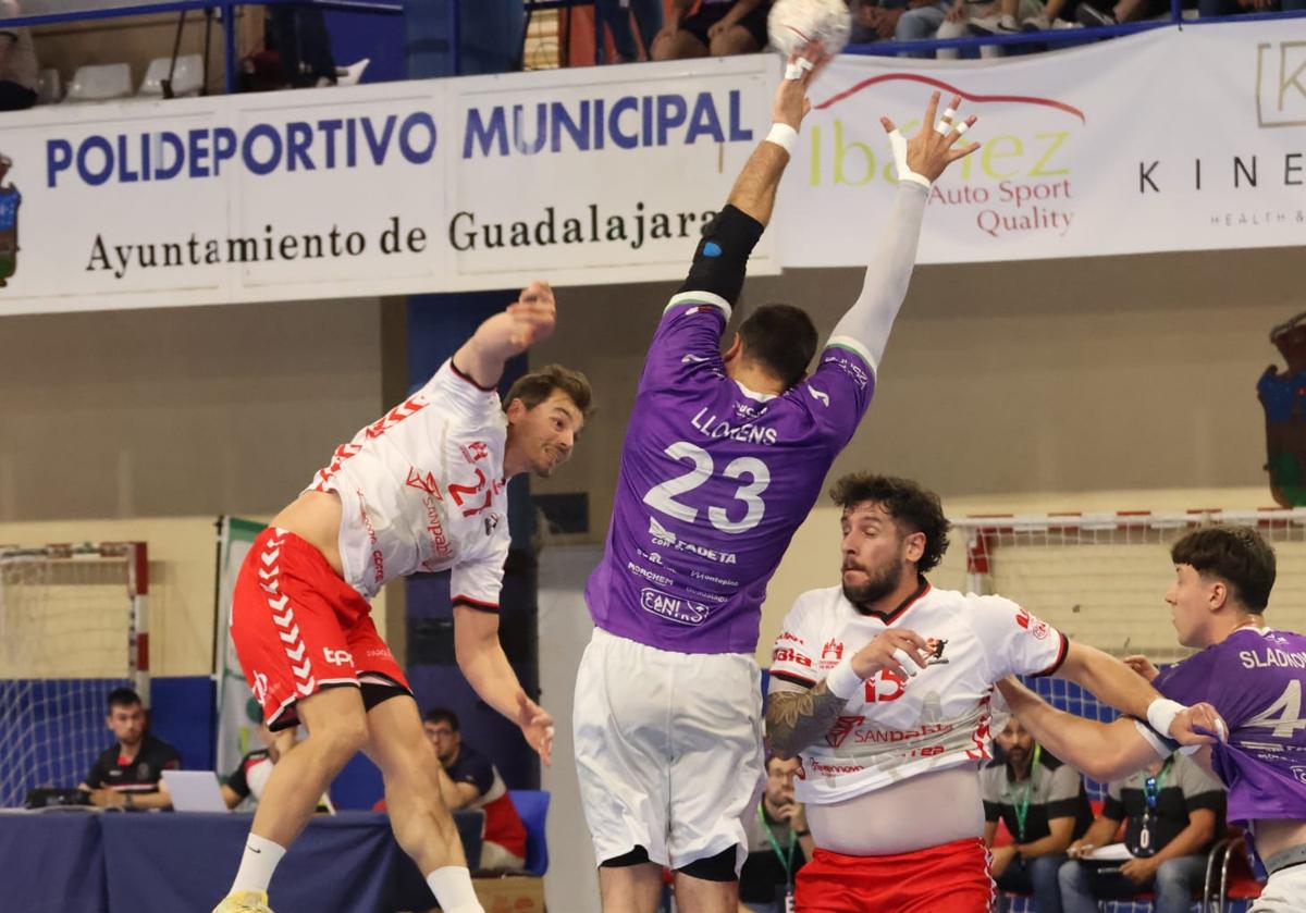 Fabrizio Casanova y Tomás Moreira durante el partido.