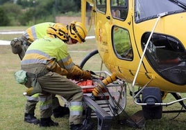 Los trabajadores de la base de Pradoluengo preparando el helicóptero para una salida durante una práctica en una imagen de archivo.