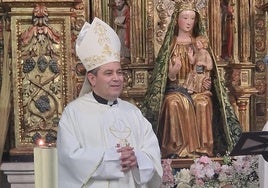 El obispo Vicente Rebollo y el dean Félix Castro con la Virgen de las Aguas.