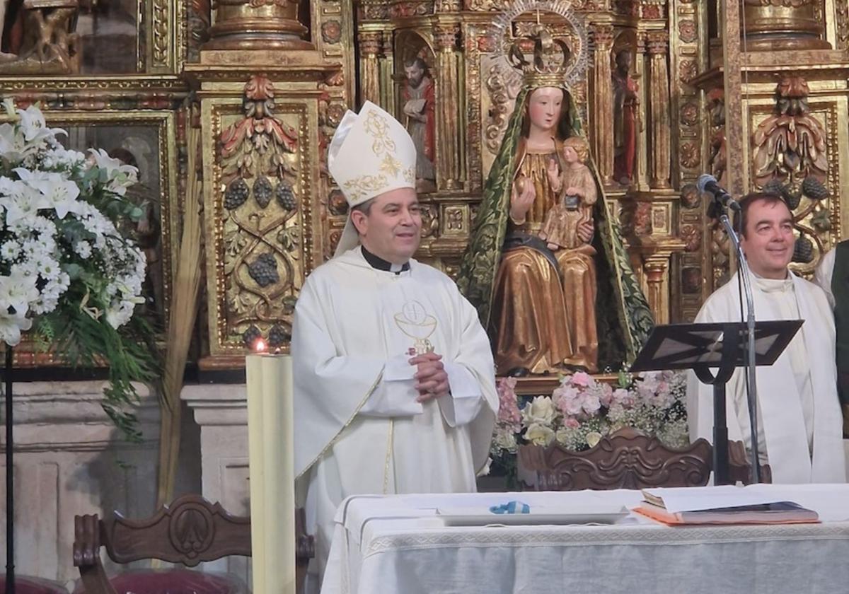 El obispo Vicente Rebollo y el dean Félix Castro con la Virgen de las Aguas.