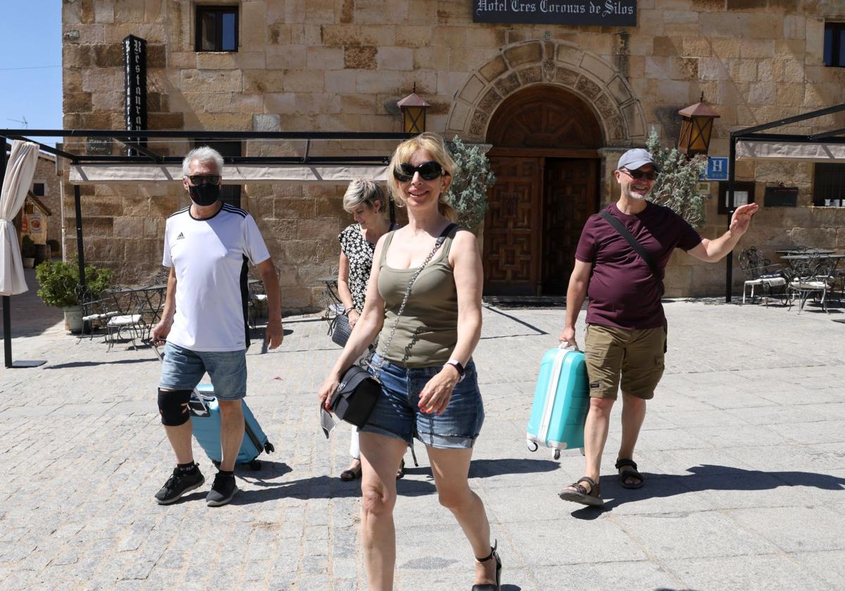 Turistas saliendo de un hotel de Santo Domingo de Silos, en la provincia de Burgos.