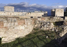 Vista parcial del interior de la fortaleza antes de las obras.