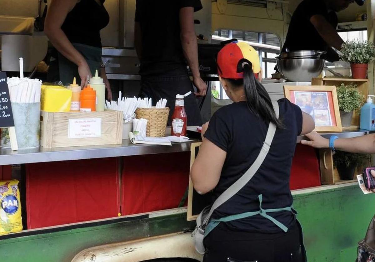 Imagen de archivo de una food truck.